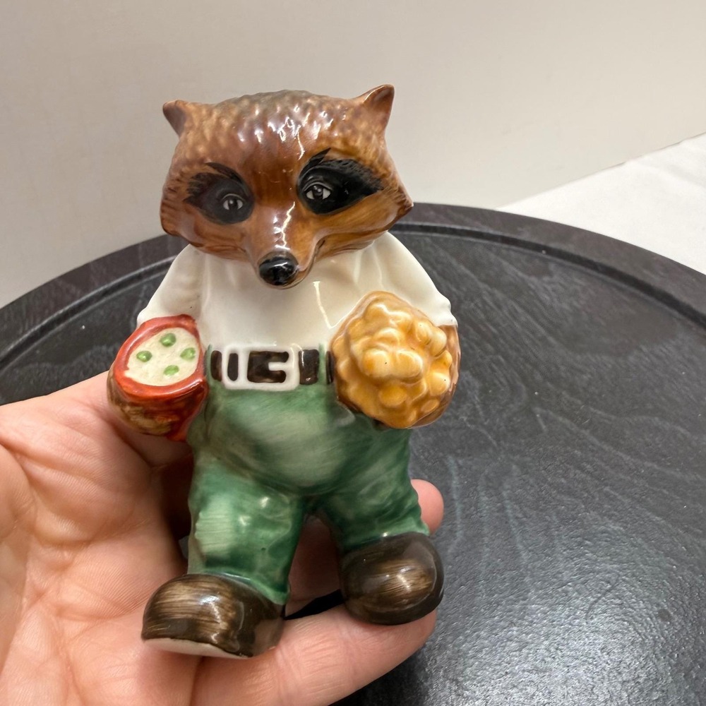VTG‎ 1981 The Ringtale Raccoons Ceramic Figurine Grandpa Raccoon w/ Logs 4in